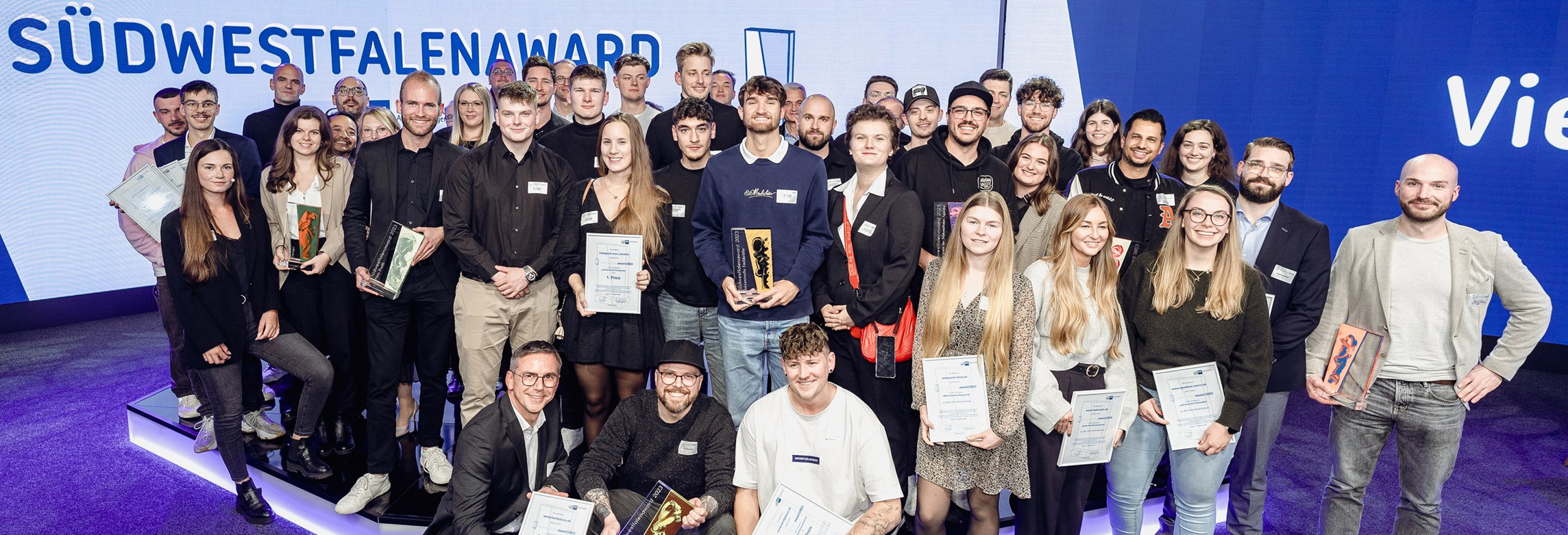Die Sieger und Nominierten des Südwestfalenawards 2023 der drei südwestfälischen IHKs aus Arnsberg, Hagen und Siegen, wurden bei der Preisverleihung in Hagen mit Pokalen und Urkunden geehrt.  